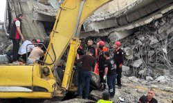 GÜNCELLEME - Kahramanmaraş'ta 5 katlı otoparkın yıkımı sırasında iş makinesi enkaz altında kaldı