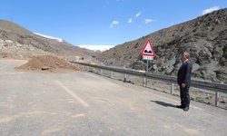 Hakkari Valisi Taşyapan, Hakkari-Van kara yolundaki heyelan bölgesinde incelemelerde bulundu: