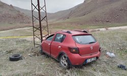 Hakkari'de elektrik direğine çarpan otomobildeki 1 kişi öldü, 1 kişi yaralandı