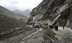 Hakkari'de etkili olan sağanak ulaşımda aksamalara yol açtı