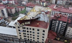Hakkari'de fırtına nedeniyle bir binanın çatısı uçtu