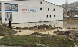 Hakkari'de sağanak hayatı olumsuz etkiledi