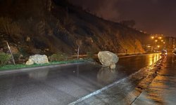 Hakkari'de yola düşen kaya parçası kaldırıldı