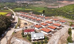Hatay'da yapımı tamamlanan 28 köy evi depremzedelere teslim edildi