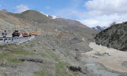 Heyelan meydana gelen Hakkari-Van kara yolunda iki gündür ulaşım sağlanamıyor