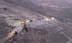 Heyelan nedeniyle kapanan Hakkari-Van kara yolunda ulaşım alternatif yoldan sağlanmaya başladı