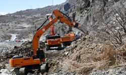 Heyelanın meydana geldiği Hakkari-Van kara yolunda ulaşım kontrollü sağlanıyor