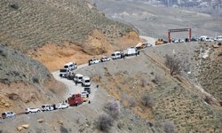 Heyelanın olduğu Hakkari-Van kara yolundaki alternatif güzergahta araç geçişleri sürüyor