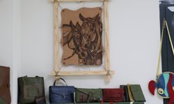 Hobi olarak başladığı deri sanatının yeni nesillere aktarıcısı oldu