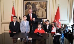 İBB Başkan Vekili Aslan koltuğunu ilkokul öğrencisine devretti