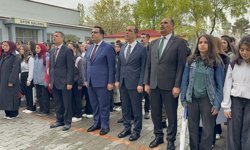 Iğdır Valisi Taşolar ile protokol üyeleri okullarda öğrencilerle sıraya girip İstiklal Marşı'nı okudu