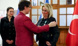 İKSEV Yönetim Kurulu Başkanı Sarper'e Fransa'dan Sanat ve Edebiyat Şövalyesi nişanı