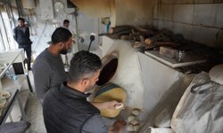 Irak'ın Süleymaniye kentindeki fırıncılar yakıt krizinden dolayı geleneksel yönteme döndü