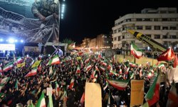 İran'ın başkenti Tahran'da binlerce kişi ABD ve İsrail'i 'füzeler eşliğinde' protesto etti