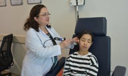 İşitme engelli iki kardeş biyonik kulak ameliyatıyla rahat iletişim kurmaya başladı