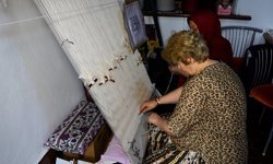 Isparta'daki sanat evinde kadınlar hem meslek sahibi oluyor hem kazanç elde ediyor