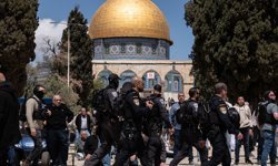 İsrail'in kısıtlamalarına rağmen Filistinliler, savaş bahanesiyle 5 haftadır kapalı olan Aksa'ya akın etti