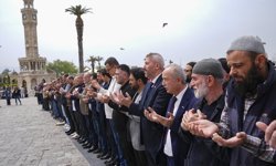 İzmir ve çevre illerde Kahramanmaraş'taki okul saldırısında yaşamını yitirenler için gıyabi cenaze namazı kılındı