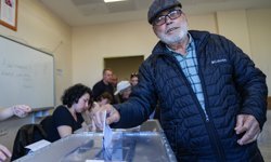 İzmir'de çifte vatandaşlar Bulgaristan'daki genel seçim için sandık başına gitti