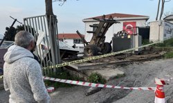 İzmir'de freni patlayan kamyonun okul bahçesine devrildiği kazada sürücü yaralandı