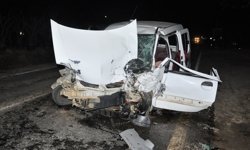 İzmir'de hafif ticari araç, otomobil ve traktörün karıştığı kazada 4 kişi yaralandı