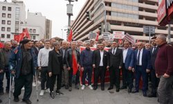 İzmir'de Kemeraltı esnafı Çankaya'daki katlı otoparkın kapatılmasını protesto etti