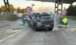 İzmir'de otoyol gişelerinde bariyere çarpıp yanan otomobilin sürücüsü öldü
