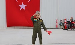 Kadın akrobasi pilotu Şener, çocuklar için gösteri uçuşu yaptı