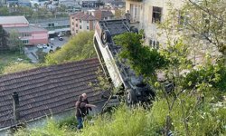 Kağıthane'de gecekondunun çatısına devrilen servisin sürücüsü yaralandı