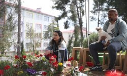 Kahramanmaraş'taki okul saldırısında hayatını kaybeden öğrenciler mezarları başında anılıyor