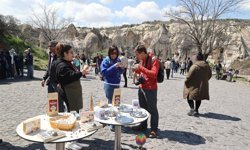 Kapadokya'da turistlere Türk kahvesi ile lokum ikram edildi