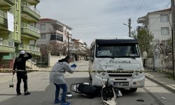 Karaman'da minibüsle çarpışan elektrikli motosikletteki 2 çocuk ağır yaralandı