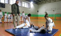 Karate antrenörü polis geleceğin şampiyonlarını yetiştiriyor
