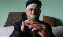 Karslı Nazim dede, kolunda serumla acilde mey çalarak hastalara moral verdi