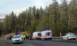 Kars'ta bariyere çarparak ters dönen araçtaki 3 kişi yaralandı