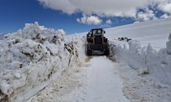 Kars'ta ekipler baharda karla mücadele çalışmalarını sürdürüyor