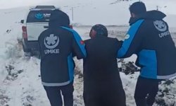 Kars'ta kardan yolu kapanan köydeki hasta sağlık ekiplerince hastaneye ulaştırıldı