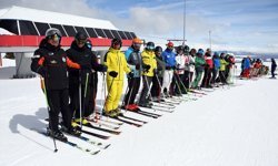 Kars'ta kayak ve snowboard kursları tamamlandı