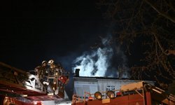 Kartal'da bir apartmanda çıkan yangında 2 kişi dumandan etkilendi