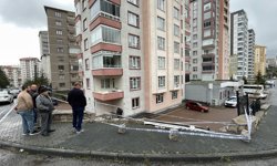 Kayseri'de işçi servisinin apartman bahçesine düşmesi sonucu 1 kişi yaralandı