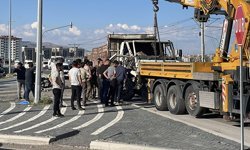 Kayseri'de kamyon ile işçi servisinin çarpıştığı kazada 8 kişi yaralandı