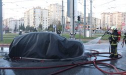 Kayseri'de yanan elektrikli otomobile battaniye yöntemiyle müdahale edildi