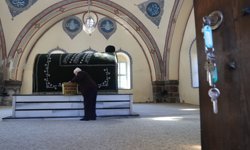 Kayseri'nin 'son türbedarı' 51 yıldır bisikletiyle vefaya pedallıyor