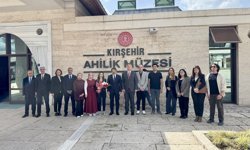 Kırşehir'de gönüllü üniversite öğrencileri, kenti yerli ve yabancı ziyaretçilere tanıtıyor