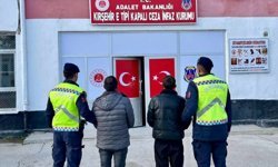 Kırşehir'de silah ve uyuşturucu operasyonunda yakalanan 2 zanlı tutuklandı