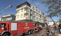 Kocaeli'de apartmanın çatısında çıkan yangın hasara neden oldu