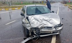 Konya'da hafif ticari araçla otomobilin çarpışması sonucu 4 kişi yaralandı