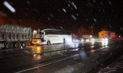 Kop Dağı Geçidi'nde kar ve tipi ulaşımda aksamalara yol açtı