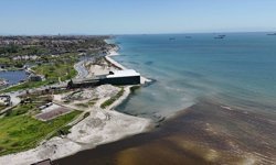 Küçükçekmece'deki Menekşe Deresi'nin rengi değişti