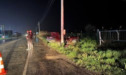 Kütahya'da otomobil beton direğe çarptı, 1 kişi öldü, 1 kişi yaralandı